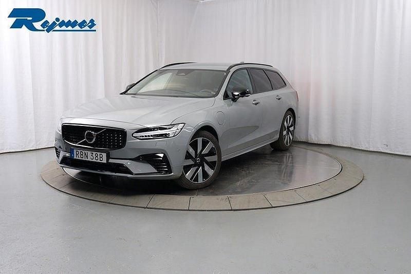Grå (vapour grey metallic) Begagnad 2024 Volvo V90 Plus Kombi | 509 900 kr (Marknadspris) - Bild 1/4