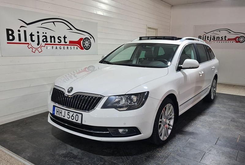 Vit Begagnad 2014 Skoda Superb Elegance Kombi | 149 900 kr (Dyr) - Bild 1/4