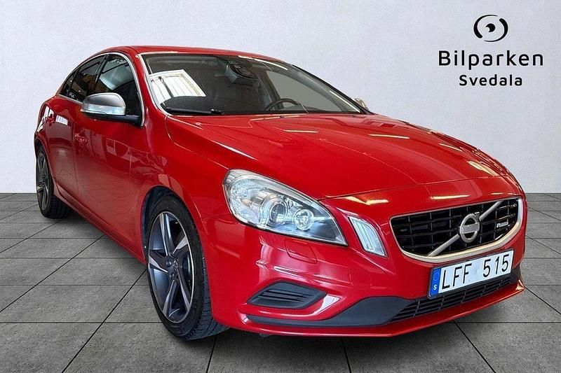 Röd Begagnad 2010 Volvo S60 R-Design Sedan | 99 990 kr (Marknadspris) - Bild 1/4