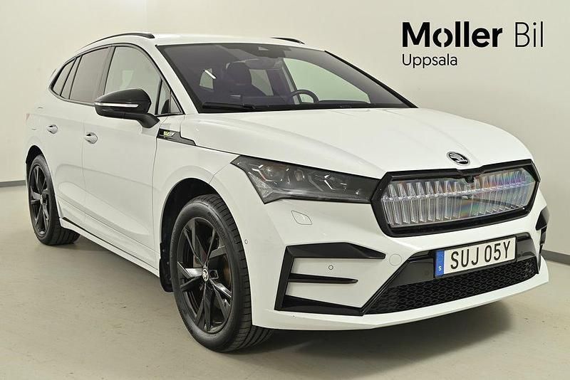 Vit (moon white metallic) Begagnad 2025 Skoda Enyaq iV RS SUV | 579 900 kr (Marknadspris) - Bild 1/4