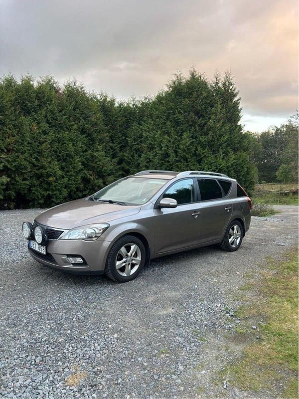 Grå Begagnad 2011 Kia Ceed Sportswagon Kombi | 45 000 kr (Marknadspris) - Bild 1/4