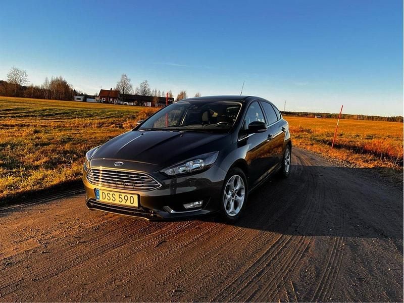 Grå Begagnad 2015 Ford Focus Titanium Halvkombi | 114 000 kr (Dyr) - Bild 1/4