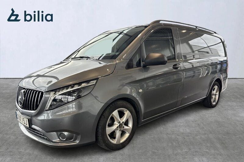 Grå Begagnad 2023 Mercedes Vito Minibuss | 399 000 kr (Marknadspris) - Bild 1/4
