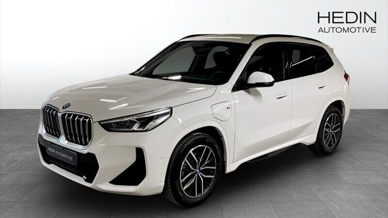 Vit (white) Begagnad 2024 BMW X1 M Sport SUV | 538 700 kr (Marknadspris) - Bild 1/4