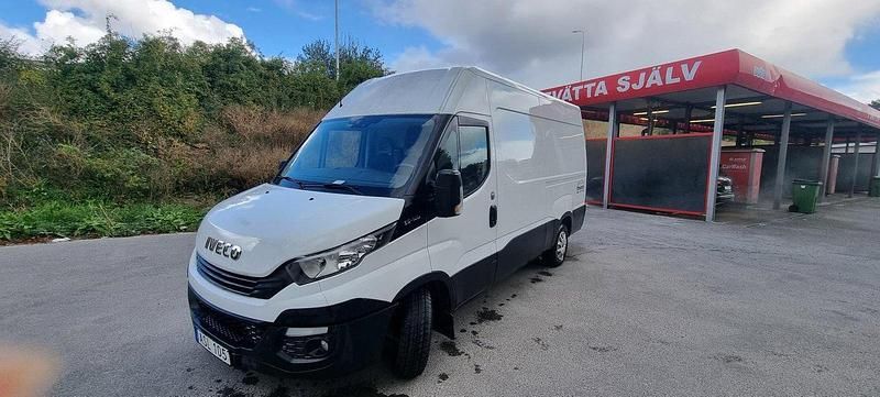 Vit Begagnad 2018 Iveco Daily Van | 194 500 kr (Marknadspris) - Bild 1/3
