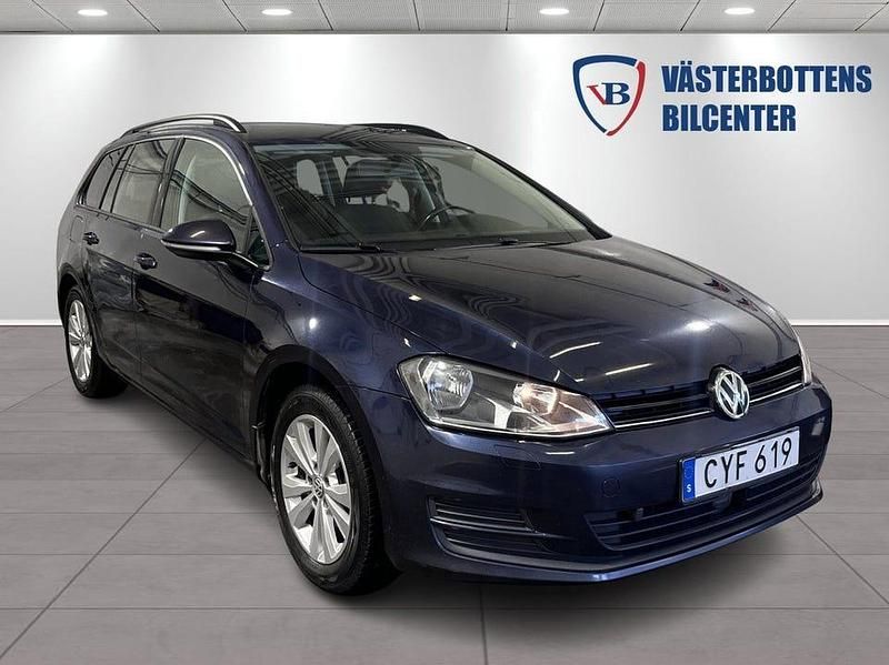 Mörkblå (blå) Begagnad 2017 VW Golf VII Kombi | 104 900 kr (Bra pris) - Bild 1/4