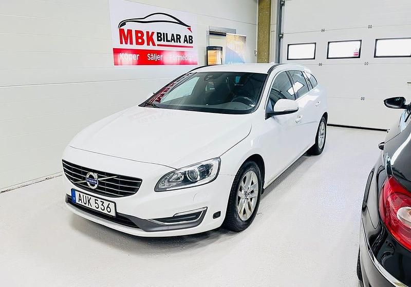 Begagnad Volvo V60 Momentum 136 HK (100 kW) 2014 Vit Kombi