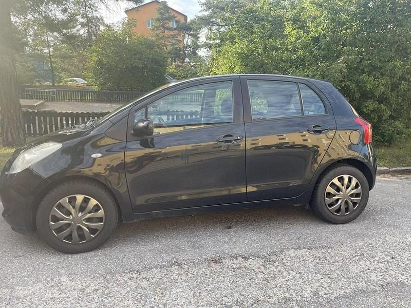Svart Begagnad 2006 Toyota Yaris Halvkombi | 46 000 kr (Marknadspris) - Bild 1/1