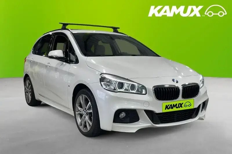 Vit Begagnad 2017 BMW 225 M Sport Minibuss | 169 900 kr - Bild 1/4