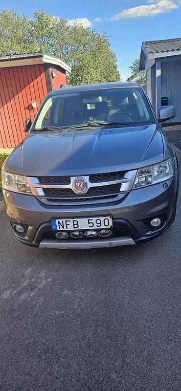 Grå Begagnad 2013 Fiat Freemont SUV | 68 000 kr (Bra pris) - Bild 1/4