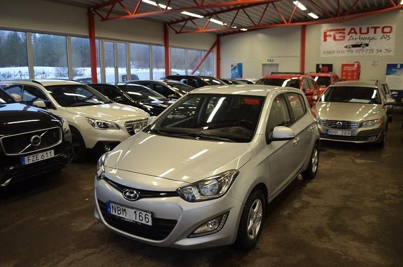 Silver Begagnad 2012 Hyundai i20 Premium Halvkombi | 59 900 kr (Marknadspris) - Bild 1/4