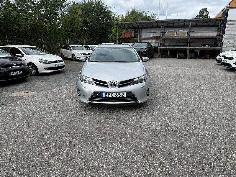 Silver Begagnad 2014 Toyota Auris Touring Sports Executive Kombi | 94 900 kr (Marknadspris) - Bild 1/4
