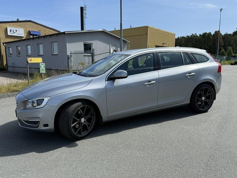 Begagnad 2015 Volvo V60 Summum Kombi | 175 000 kr (Marknadspris) - Bild 1/4