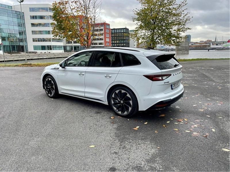 Vit Begagnad 2022 Skoda Enyaq iV SportLine SUV | 489 000 kr - Bild 1/4