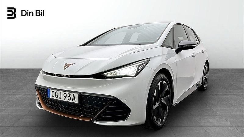 Vit (glacial white metallic) Begagnad 2023 Cupra Born e-Boost Halvkombi | 269 900 kr (Marknadspris) - Bild 1/4