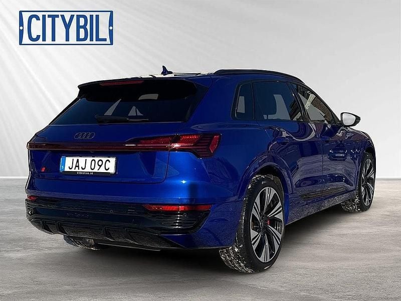 Begagnad Audi Q8 e-tron S-Line 300 kW (408 HK) 2023 Ultra blue metallic SUV