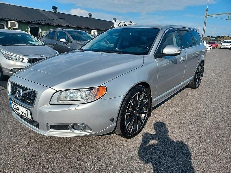 Silver Begagnad 2010 Volvo V70 Momentum Kombi | 89 900 kr (Marknadspris) - Bild 1/4