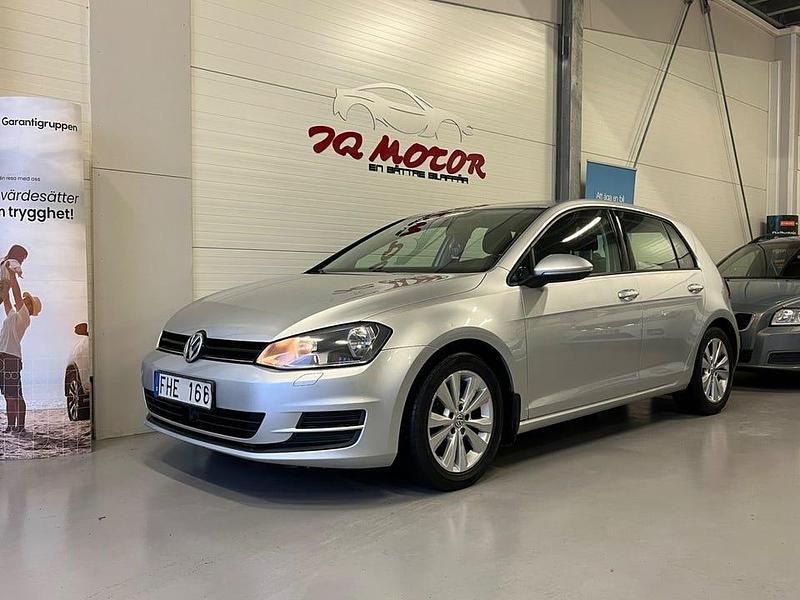 Silver Begagnad 2013 VW Golf VII Halvkombi | 64 900 kr (Marknadspris) - Bild 1/4