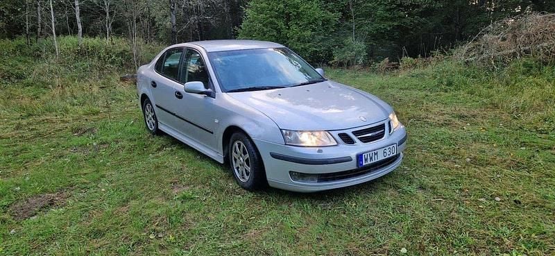 Silver Begagnad 2005 Saab 9-3 Linear Sedan | 15 000 kr (Bra pris) - Bild 1/4