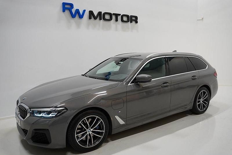 Grå Begagnad 2021 BMW 530e M Sport Kombi | 368 900 kr (Marknadspris) - Bild 1/4
