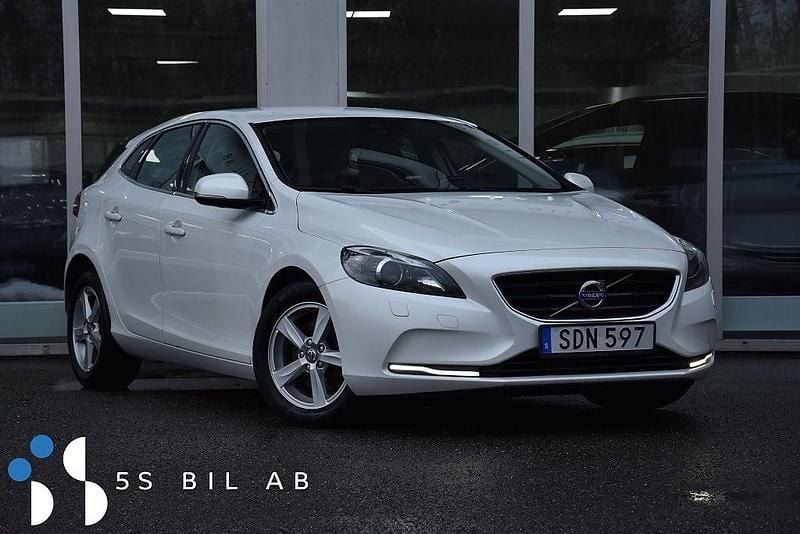 Vit Begagnad 2014 Volvo V40 Halvkombi | 134 900 kr (Marknadspris) - Bild 1/2