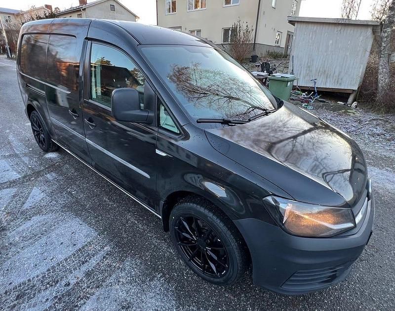 Helfolierad i svart Begagnad 2018 VW Caddy Maxi Minibuss | 93 750 kr (Bra pris) - Bild 1/4
