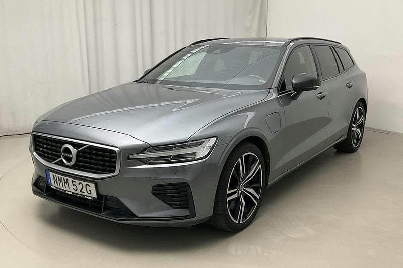 Grå Begagnad 2020 Volvo V60 R-Design Kombi | 240 000 kr (Superpris) - Bild 1/4