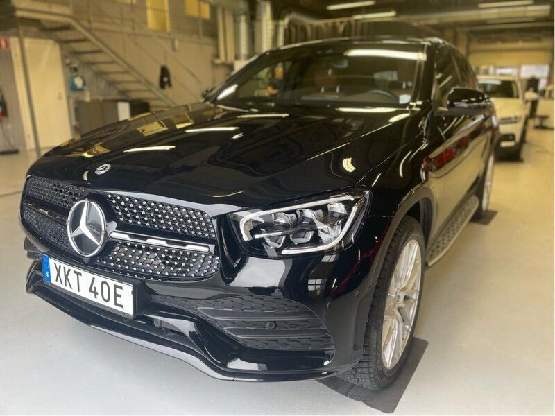 Svart Begagnad 2022 Mercedes GLC300e AMG Sportkupé | 619 000 kr (Dyr) - Bild 1/4