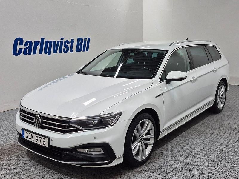 Vit Begagnad 2022 VW Passat R-line Kombi | 284 000 kr (Marknadspris) - Bild 1/4