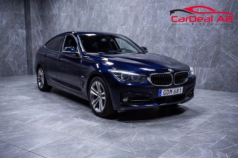 Blå Begagnad 2017 BMW 320 Gran Turismo Sport Line Sedan | 158 800 kr (Bra pris) - Bild 1/4