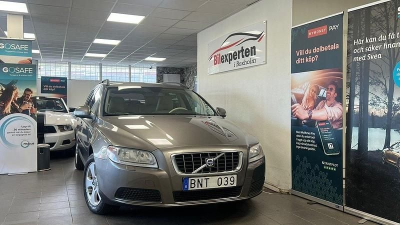 Grå Begagnad 2008 Volvo V70 Kinetic Kombi | 39 900 kr (Marknadspris) - Bild 1/4