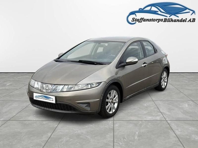 Mörkgrön Begagnad 2007 Honda Civic Halvkombi | 44 500 kr (Marknadspris) - Bild 1/4