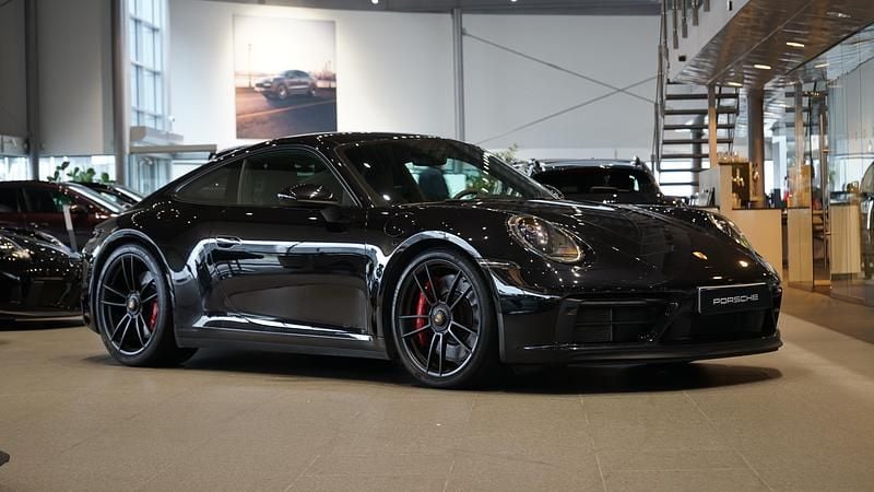 Begagnad Porsche 911 Carrera GTS 487 HK (358 kW) 2021 Svart Sportkupé