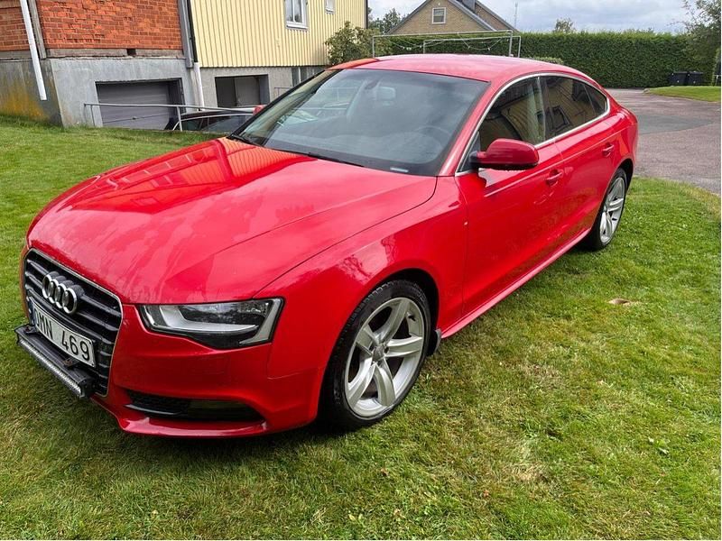 Röd Begagnad 2013 Audi A5 Sportback Comfort Halvkombi | 105 000 kr (Marknadspris) - Bild 1/4