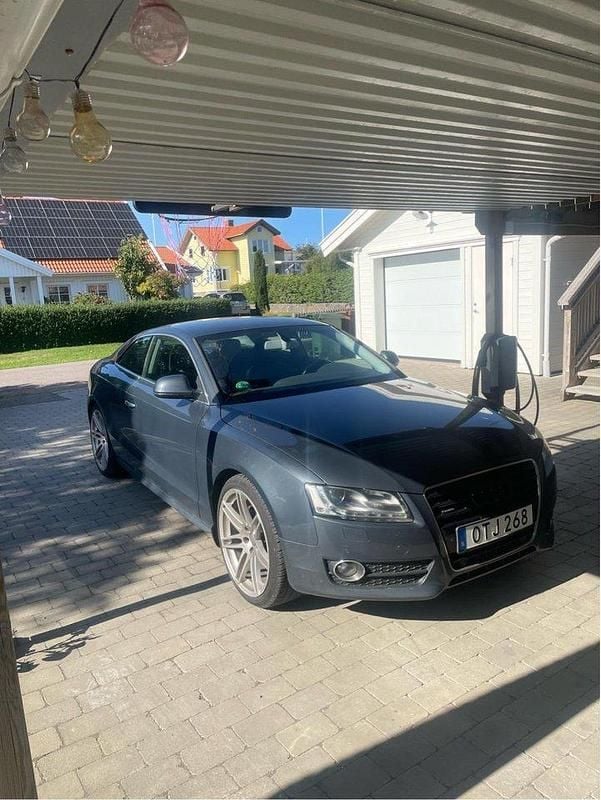 Grå Begagnad 2009 Audi A5 Comfort Sportkupé | 85 000 kr (Marknadspris) - Bild 1/4