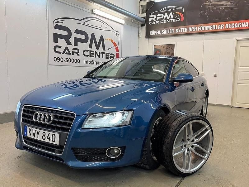 Blå Begagnad 2010 Audi A5 Sportback Comfort Halvkombi | 69 900 kr (Marknadspris) - Bild 1/4