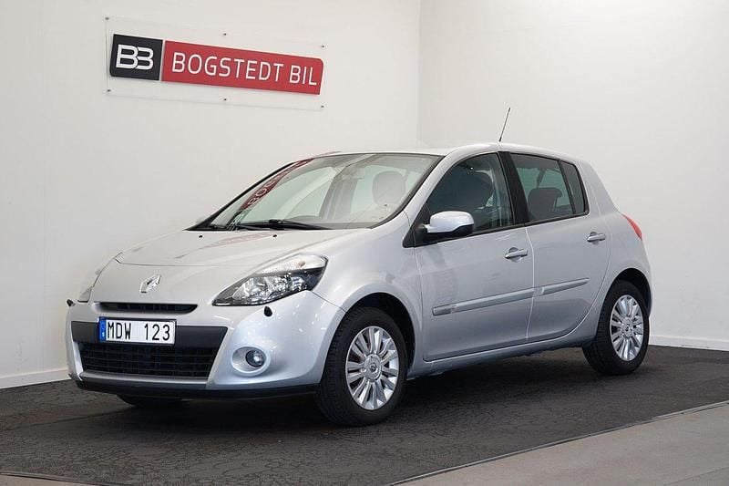 Silver Begagnad 2011 Renault Clio R.S. Halvkombi | 41 900 kr (Marknadspris) - Bild 1/4