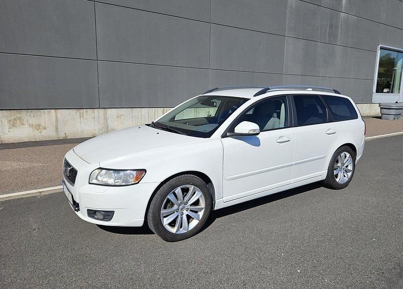 Vit Begagnad 2010 Volvo V50 Kombi | 17 000 kr (Bra pris) - Bild 1/4