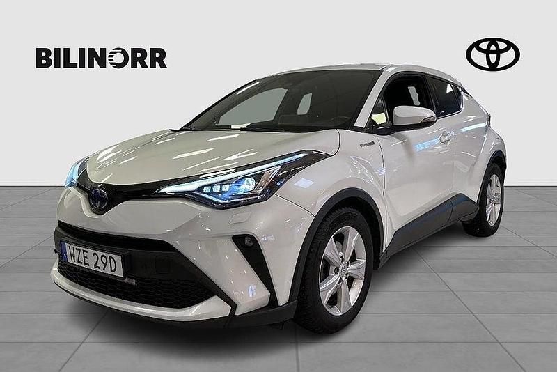 Vit Begagnad 2021 Toyota C-HR SUV | 259 900 kr (Marknadspris) - Bild 1/3