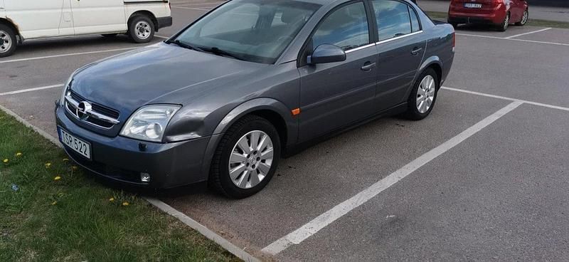Grå Begagnad 2003 Opel Vectra Sedan | 7 500 kr (Superpris) - Bild 1/4