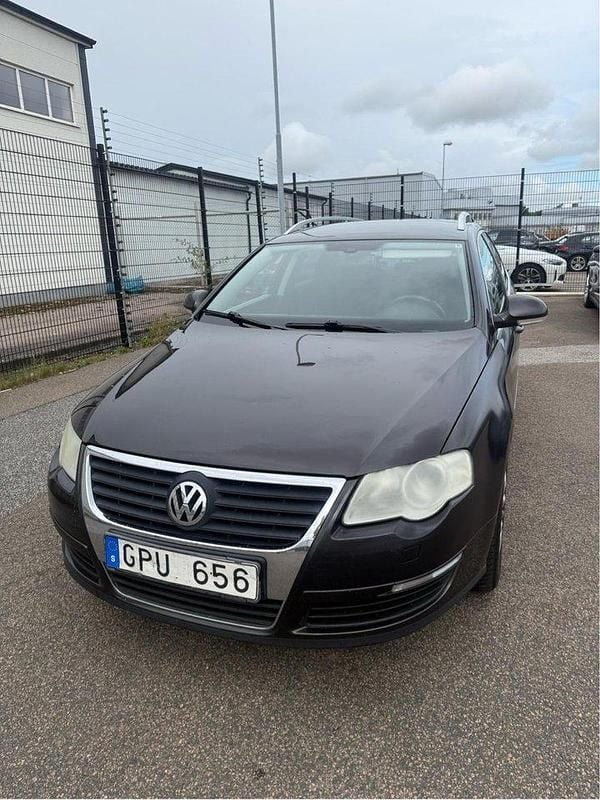 Brun Begagnad 2008 VW Passat Sportline Kombi | 25 900 kr (Marknadspris) - Bild 1/4