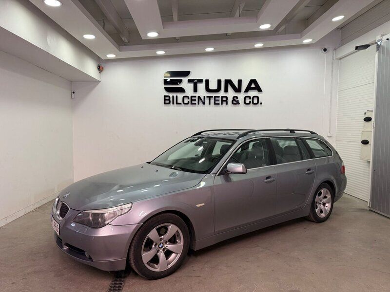 Ljusgrå (grå) Begagnad 2006 BMW 523 Kombi | 44 900 kr (Marknadspris) - Bild 1/4