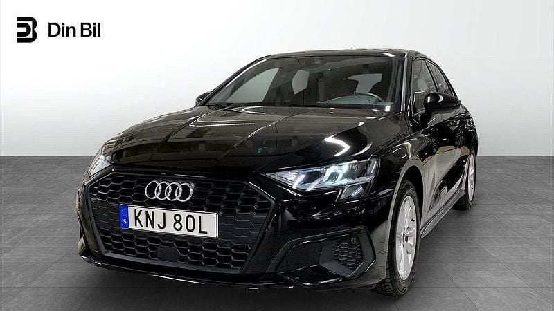 Svart (brilliantsvart) Begagnad 2023 Audi A3 Sportback Proline Halvkombi | 239 000 kr (Marknadspris) - Bild 1/4
