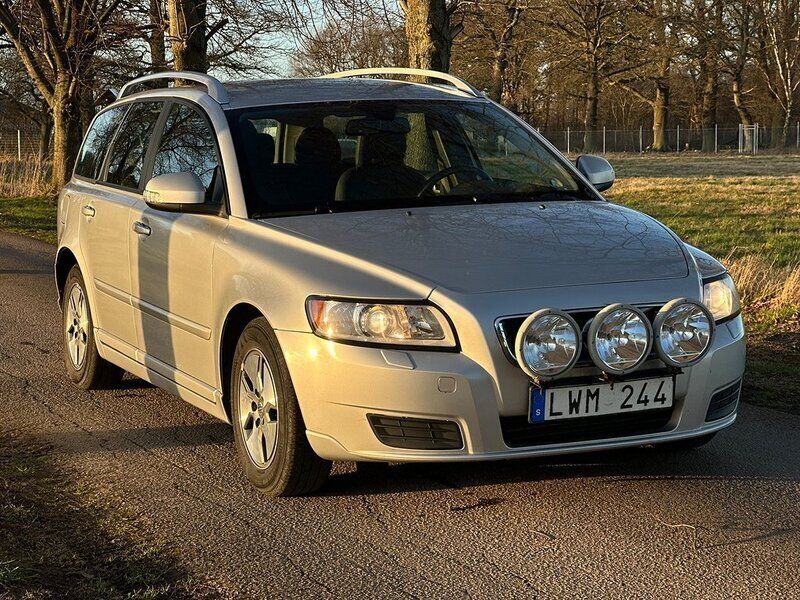 Ljusgrå Begagnad 2011 Volvo V50 Kinetic Kombi | 39 999 kr (Marknadspris) - Bild 1/4