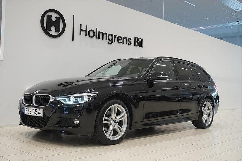 Svart (safirsvart metallic) Begagnad 2018 BMW 320 M Sport Kombi | 245 000 kr (Marknadspris) - Bild 1/4