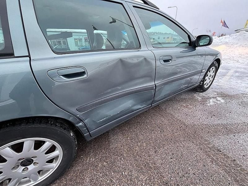 Begagnad Volvo V70 Business Edition 163 HK (119 kW) 2003 Grön Kombi