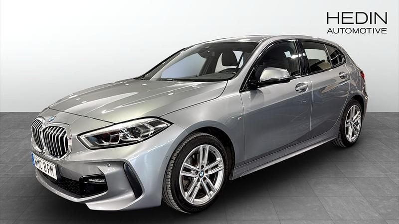 Begagnad BMW 118 M Sport 136 HK (100 kW) 2022 Grå metallic Halvkombi