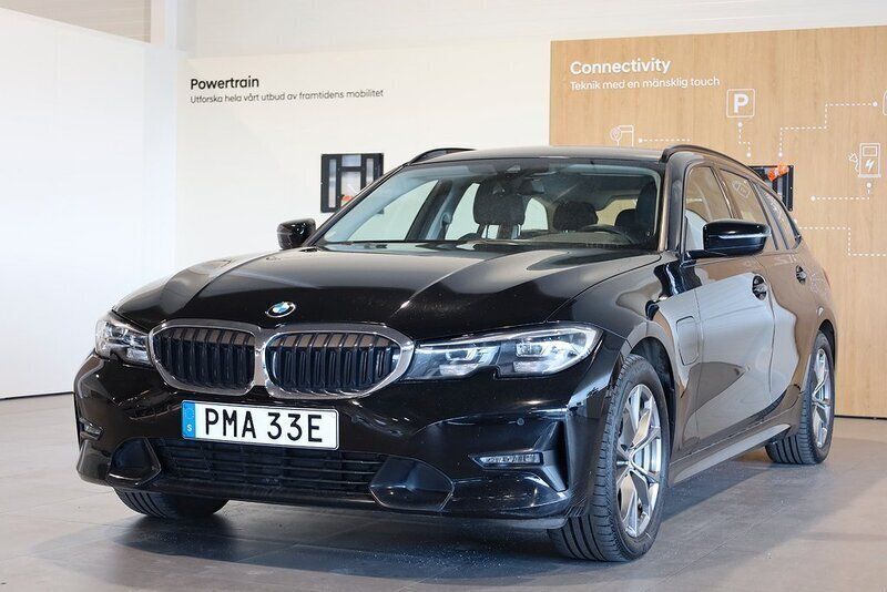 Svart Begagnad 2021 BMW 330e Sport Line Kombi | 279 800 kr (Bra pris) - Bild 1/3