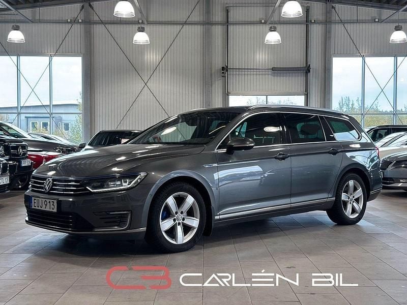 Mörkgrå Begagnad 2017 VW Passat GTE Kombi | 138 800 kr (Marknadspris) - Bild 1/3