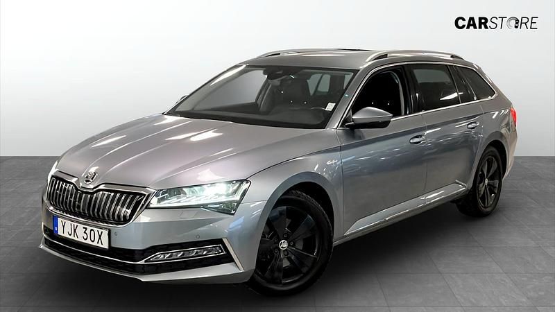 Grå Begagnad 2020 Skoda Superb Kombi | 249 900 kr (Marknadspris) - Bild 1/4